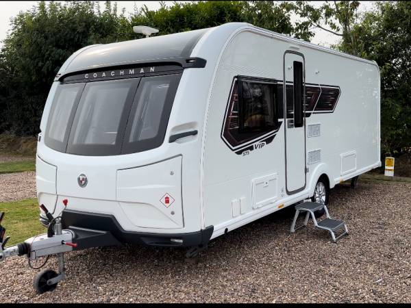 Coachman VIP 575, 4 Berth, Fixed Island Bed, Alde Heating, Solar, Power Movers